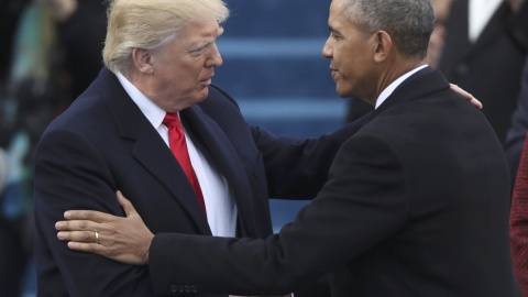 Donald Trump saluda a Barack Obama al inicio de la ceremonia de toma de posesión como nuevo presidente de EEUU. REUTERS/Carlos Barria