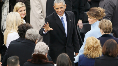 El presidente Barack Obama saluda a la esposa de Donald Trump y a su familia en la ceremonia de toma de posesión. REUTERS/Rick Wilking