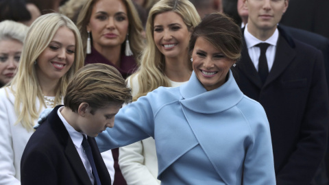 La flamante primera dama estadounidense Melania Trump y su hijo Barron, en la ceremonia de toma de posesión de Donald Trump como presdiente de los EEUU. REUTERS/Carlos Barria