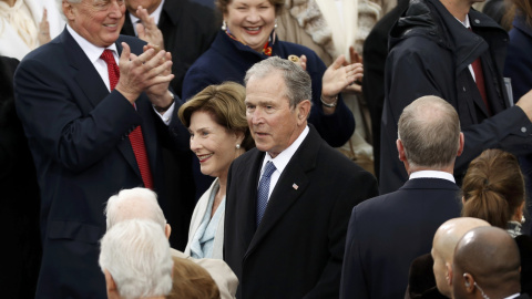 El expresidente George W. Bush y su esposa Laura llegan al Capitolio para asistir a la investidura de Donald Trump. - REUTERS