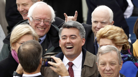 Varios senadores, entre ellos John McCain y Bernie Sanders, bromean ante un invitado a la ceremonia de toma de posesión de Donald Trump como presidente de EEUU. REUTERS/Kevin Lamarque