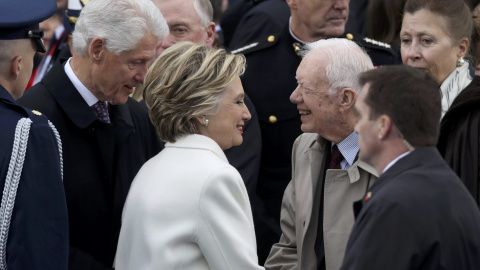 El expresivamente Jimmy Carter saluda a Hillary Clinton y al expresidente Bill Clinton, entre los invitados a la ceremonia de toma de posesión de Donald Trump como presidente de EEUU. REUTERS/Carlos Barria