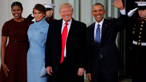 El presidente saliente, Barack Obama, y el presidente electo, Donald Trump, y sus respectivas esposas, Michelle y Melania, en la entrada de la Casa Blanca.- REUTERS