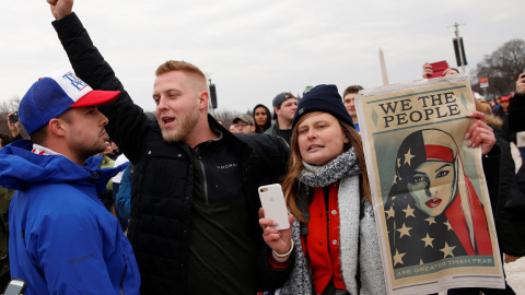 Activistas protestan contra la toma de posesión de Donald Trump en Washington. REUTERS