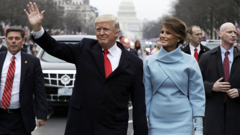 El nuevo presidente de EEUU, Donald Trump, durante la comitiva presidencial que le ha llevado del Capitolio de Washington a su nueva residencia, la Casa Blanca. - REUTERS