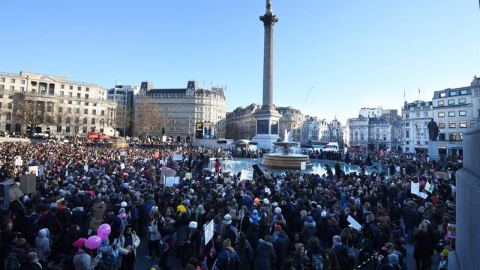 Miles de manifestantes en la 'Marcha Hermana' en la plaza de Trafalgar en Londres / EFE