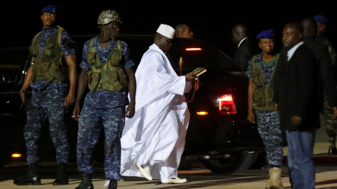 Yahya Jammeh, en el aeropuerto de Banjul, antes de coger el avión que le llevará a su exilio en Guinea Conakry. - REUTERS