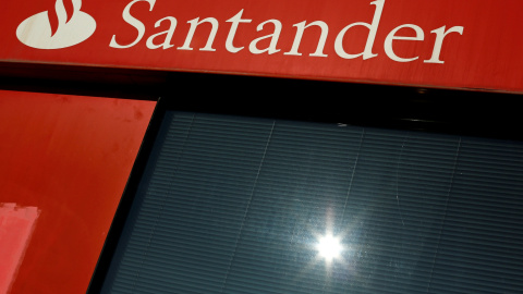 El logo del Banco Santander en una sucursal en Sevilla. REUTERS/ Marcelo del Pozo