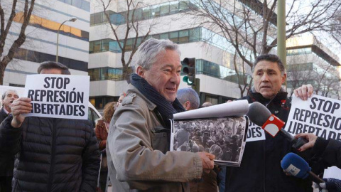 Jorge Verstrynge a su llegada al Juzgado de lo Penal 13 de Madrid donde se celebra el juicio por su presunta participación en los incidentes ocurridos en la Puerta del Sol tras la proclamación de Felipe VI. | JAVIER LIZÓN (EFE )