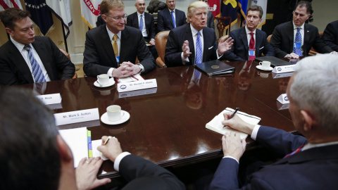 El presidente de EEUU, Donald Trump, en la Sala Roosvelt de la Casa Blanca, con los directivos de algunas de las principales empresas estadounidenses, como el director ejecutivo de la Corning, Wendell Weeks, o el director ejecutivo de Johns