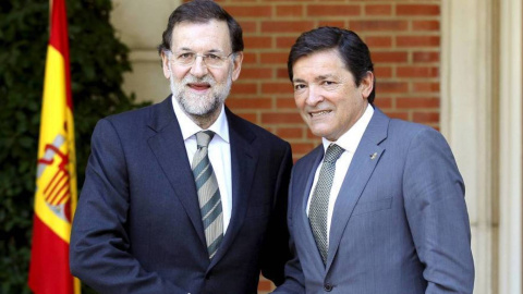 El presidente del PP, Mariano Rajoy, con el presidente de la Gestora del PSOE, Javier Fernández, en un encuentro en Moncloa. Archivo EFE