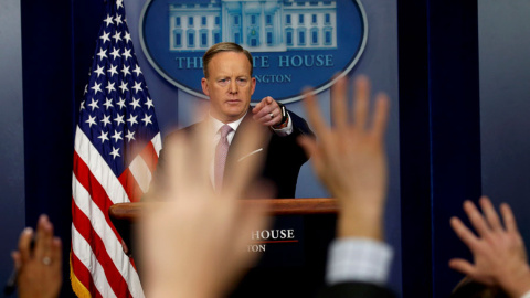 El portavoz de la Casa Blanca, Sean Spicer, durante su rueda de prensa. REUTERS/Kevin Lamarque