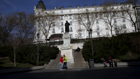 Varios turistas junto al Hotel Ritz de Madrid. REUTERS