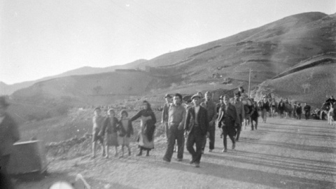 Fugitivos de Málaga por la carretera de Almería. Febrero 1937.