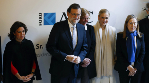 El presidente del Gobierno, Mariano Rajoy, acompañado de la vicepresidenta del Gobierno, Soraya Sáenz de Santamaría (i); la presidenta editora de ABC, Catalina Luca de Tena (c); la presidenta de la Comunidad de Madrid, Cristina Cifuentes (2