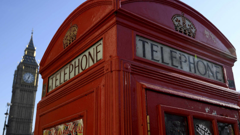 Una cabina de teléfonos de BT en Londres, con el Big Ben al fondo. REUTERS/Toby Melville