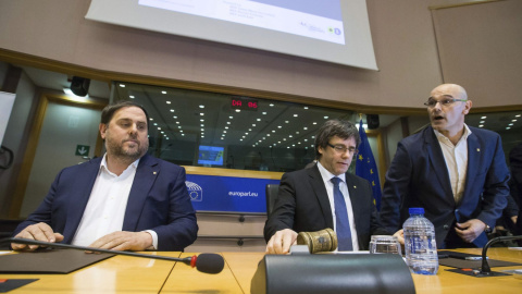 Junqueras, Puigdemont i Romeva, al Parlament Europeu. EFE - STEPHANIE LECOCQ