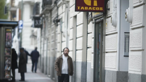 Un hombre pasea cerca de un estanco en Madrid. E.P.