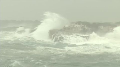 Olas de varios metros de altura azotan las costas de Mallorca