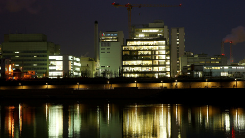 La sede de la farmacéutice suiza Novartis, al borde del rio Rihn en Basiela. REUTERS/Arnd Wiegmann