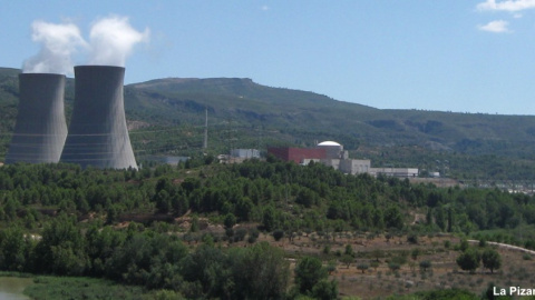 La central nuclear de Cofrentes vista desde el pueblo. Foto de la Pizarra de Yuri.