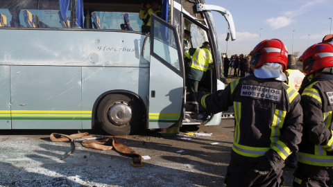 Estado en que ha quedado el autobús escolar que ha volcado esta mañana en la carretera M-506, provocando heridas leves a una veintena de menores. EFE/Víctor Lerena