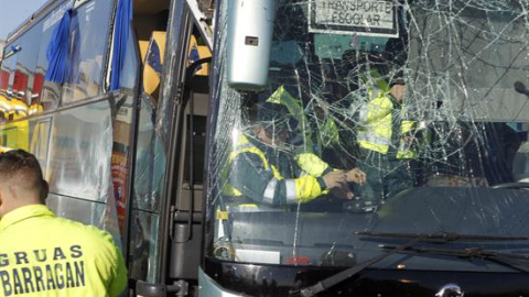 Estado en que ha quedado el autobús escolar que ha volcado esta mañana /EFE