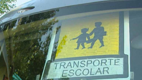 Letrero de 'Transporte escolar' en un autocar madrileño. EFE