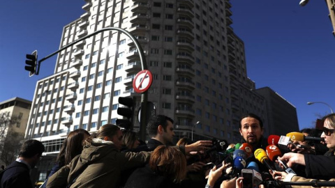 El secretario general de Podemos, Pablo Igleisas, durante las declaraciones que ha realizado hoy a la salida de la reunión que ha convocado con los representantes de las distintas corrientes de la organización, como Íñigo Errejón o Miguel U