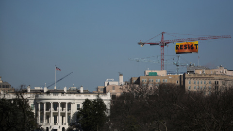 Activistas de Greenpeace despliegan una pancarta contra Trump cerca de la Casa Blanca. REUTERS