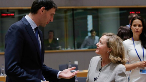 La ministra de Economía, Nadia Calviño, conversa con el ministro de Finanzas holandéz, Wopke Hoekstra, en una reunión del Ecofin en Bruselas. AFP/Aris Oikonomou