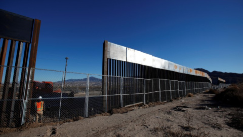 Un operario junto a una nueva sección de la valla de separación entre EEUU y México, cerca de Ciudad Juarez. - REUTERS