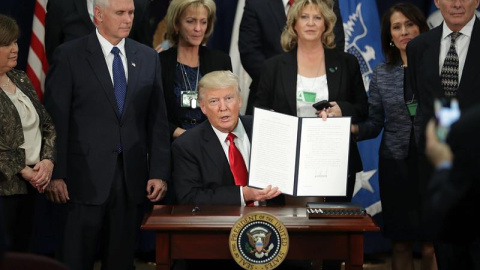 El presidente de EEUU, Donald J. Trump, enseña la firma de la orden ejecutiva para destinar fondos federales a la construcción del muro con México. - EFE