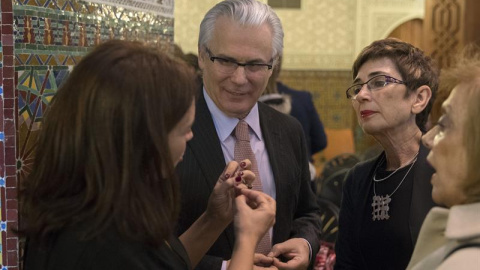 El exjuez de la Audiencia Nacional Baltasar Garzón junto a la viuda del Nobel José Saramago, Pilar del Río, momentos antes de que la ex presidenta de la República Federativa de Brasil Dilma Rousseff pronuncie su conferencia 'El asalto a la 