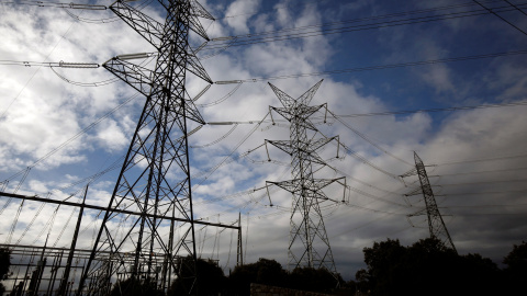 Torres de alta tensión cerca de la localidad madrileña de Galapagar/ REUTERS