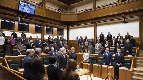 El Parlamento Vasco ha rendido homenaje con un minuto de silencio a Gregorio Ordóñez, asesinado por ETA en San Sebastián el 23 de enero de 1995 cuando era portavoz del PP en la capital guipuzcoana. EFE/ADRIÁN RUIZ DE HIERRO