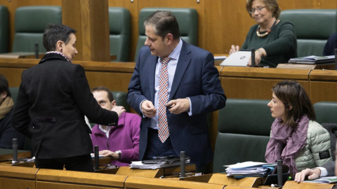 La parlamentaria de EH Bildu Jone Goirizelaia (i) conversa con el parlamenatrio del PP Javier Arbulo, en el Pleno del Parlamento Vasco. EFE/ADRIÁN RUIZ DE HIERRO