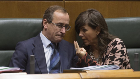 El presidente del PP Vasco, Alfonso Alonso, conversa con la secretaria general de su partido, Nerea Llanos, en el pleno del año en el Parlamento Vasco. EFE/ADRIÁN RUIZ DE HIERRO