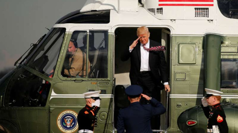 Trump saluda a dos marines a su llegada a la base andrews en Maryland, este jueves. | JONATHAN ERNST (REUTERS)