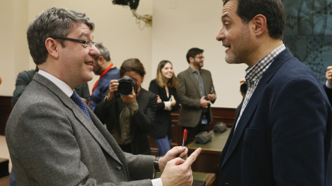 El ministro de Energía, Álvaro Nadal, conversa con el diputado de Unidos Podemos Josep Vendrell ,antes de comparecer en la Comisión de Energía del Congreso para explicar el comportamiento de los precios en los mercados de la energía. EFE/Fe