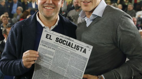 El economista José Carlos Díez junto a Eduardo Madina con el periódico 'El Socialista' / EFE