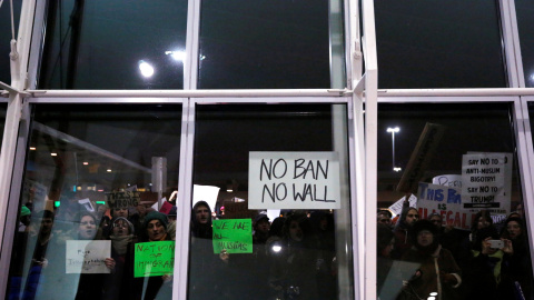 Manifestantes contra las medidas migratorias del presidente de EEUU, Donald Trump, protestan en la Terminal 4 del aeropuerto JFK de Nueva York. REUTERS/Andrew Kelly