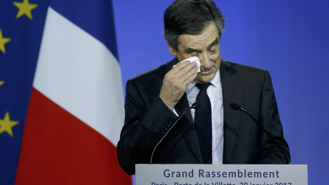 El ex primer ministro y candidato conservador francés a la presidencia de la República, Francois Fillon, durante un acto político en París. REUTERS/Pascal Rossignol