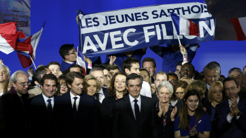 El candidato conservador francés Francois Fillon con su mujer y los miembros de su partido, al término del acto político de precampaña en París. REUTERS/Pascal Rossignol