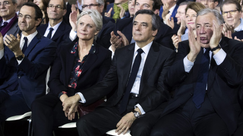 El exprimero ministro francés Francois Fillon y su espaosa en un acto político en París. EFE/EPA/ETIENNE LAURENT