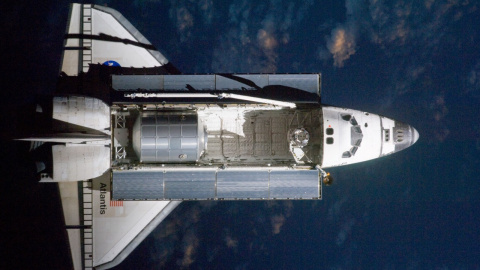 El Atlantis, en su misión STS-135 y última de los transbordadores espaciales estadounidenses, se dispone a ensamblarse con la Estación Espacial Internacional el 10 de julio de 2011. Foto: NASA.