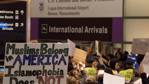 Cientos de personas protestan en el aeropuerto de Boston por la restricción de Trump contra personas procedentes de Libia, Sudán, Somalia, Siria, Irak, Yemen e Irán. EFE/EPA/JOHN CETRINO