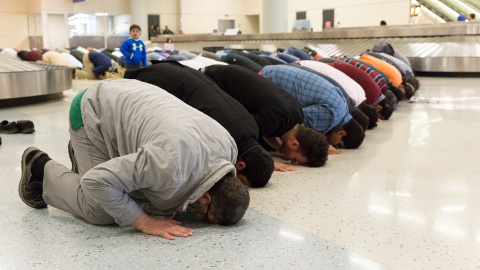 Varias personas rezan como los musulmanes en el aeropuerto internacional de Dallas como parte de las protestas que se están produciendo en todo EEUU contra el veto de Trump a los inmigrantes.  REUTERS / Laura Buckman