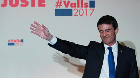 Manuel Valls, ex primer ministro francés y candidato al partido de izquierda Partido Socialista (PS), lamenta sus resultados en las primarias, en las que ha perdido contra Hamon. EFE / EPA / IAN LANGSDON