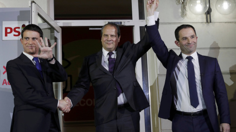 Los dos candidatos al liderazgo del partido socialista francés: el perdedor de las primarias, Manuel Valls; y el vencedor, Benoît Hamon, junto al primer secretario de la formación, Jean-Christophe Cambadelis, tras conocer los resultados. RE